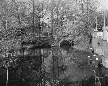 851676 Gezicht op de Stadsbuitengracht te Utrecht, met rechts de Abstederbrug en op de achtergrond panden op de hoek ...